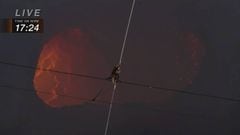 Locura entre las locuras: un equilibrista cruza un volcán activo en Nicaragua