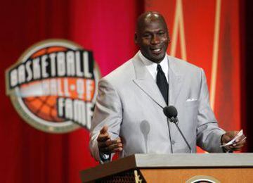 En 2009 entra a formar parte del Basketball Hall of Fame.
