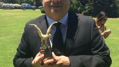 El director de AS Chile, Leopoldo Iturra, con el premio por su desarrollo profesional.