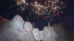 Fuegos artificiales explotan sobre el Monumento Nacional Monte Rushmore durante un evento del D&iacute;a de la Independencia al que asisti&oacute; el presidente de los Estados Unidos en Keystone, Dakota del Sur, el 3 de julio de 2020.