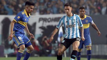 Racing Club's Paraguayan midfielder Matias Rojas (C) controls the ball next Boca Juniors' midfielder Guillermo Fernandez (L) during their Argentine Professional Football League Tournament 2022 match at Presidente Peron stadium in Avellaneda, Buenos Aires province, on August 14, 2022. (Photo by ALEJANDRO PAGNI / AFP)