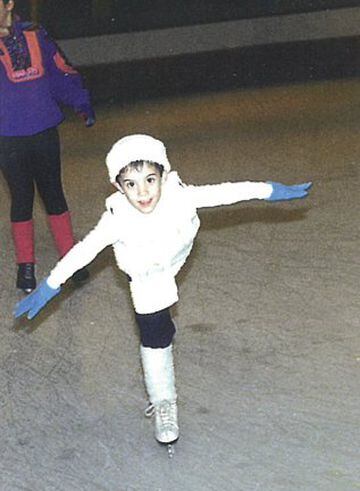 Comenzó en el patinaje a la edad de seis años siguiendo los pasos de su hermana Laura, pisó por primera vez el hielo en la desaparecida pista del barrio de San Martín como actividad extraescolar. Conocido como "El lagartija" entre sus amigos porque era un niño revoltoso e inquieto