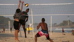 FILE PHOTO: People play beach volleyball at Ipanema beach, amid the coronavirus disease (COVID-19) outbreak, in Rio de Janeiro, Brazil, July 17, 2020. REUTERS/Sergio Moraes/File Photo