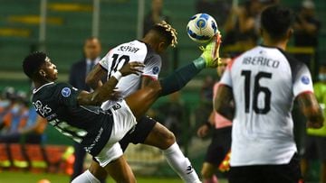 Colombia's Deportivo Cali Yony Gonz�lez (L) and Peru's Melgar Paolo Reyna vie for the ball during their Copa Sudamericana football tournament round of sixteen first leg match, at the Deportivo Cali stadium in Cali, Colombia, on June 29, 2022. (Photo by Juan BARRETO / AFP)