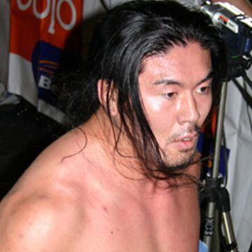En una variante de lucha en jaula en un hexadrilátero llamada ‘Domo de la Muerte’, se jugaban las cabelleras los ‘Hell Brothers’ VS ‘La Legión Extranjera’; Kenzo Suzuki resultó el perdedor.
