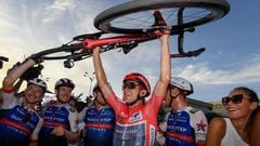 Remco Evenepoel celebra su triunfo en La Vuelta 2022 junto a sus compañeros del Quick Step en la meta de Madrid.