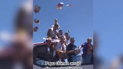 Descontrol total: ‘Papu’ Gómez lanzó billetes desde el bus a los hinchas
