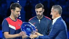 Marcel Granollers y Horacio Zeballos reciben el trofeo de subcampeones en las ATP Finals.