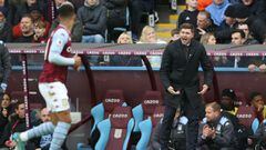 Steven Gerrard, entrenador del Aston Villa, da instrucciones a sus jugadores durante un partido.