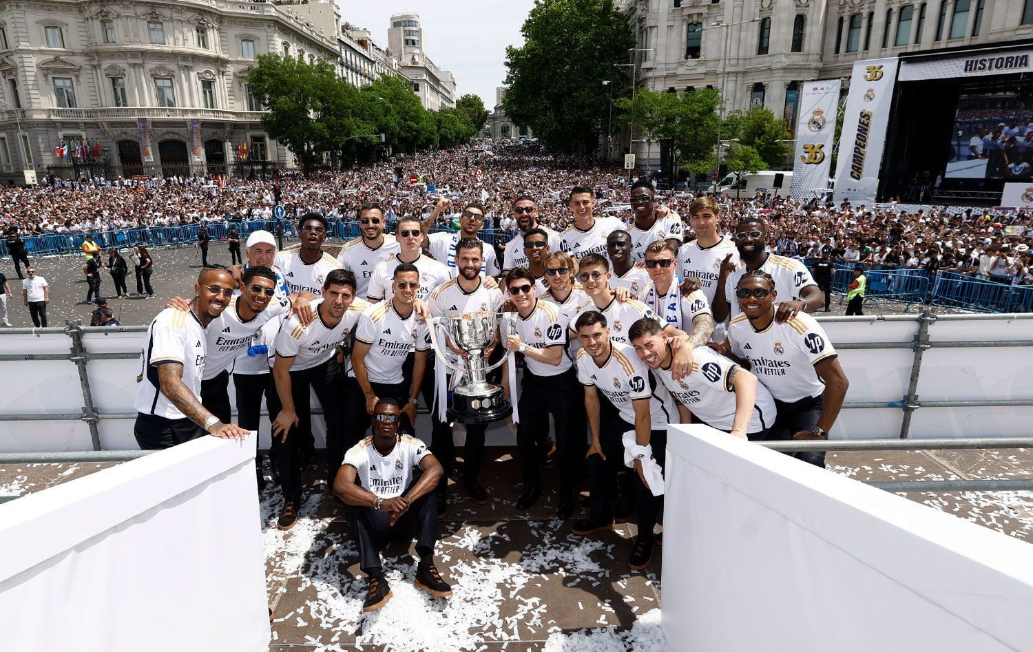 La plantilla al completo se realiza una foto grupal junto a los miles de aficionados presentes en Cibeles.