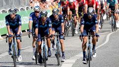 Corredores del equipo Movistar se aproximan a la línea de meta en una etapa del Tour.