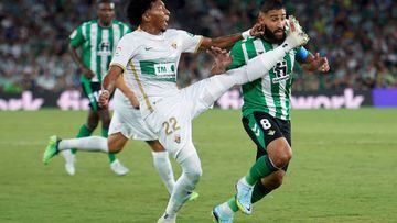 SEVILLE, SPAIN - AUGUST 15: Nabil Fekir of Real Betis competes for the ball with Johan Mojica of Elche CF during the LaLiga Santander match between Real Betis and Elche CF at Estadio Benito Villamarin on August 15, 2022 in Seville, Spain. (Photo by Juanjo Ubeda/Quality Sport Images/Getty Images)
