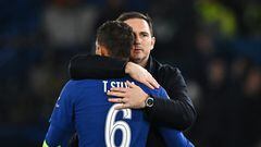 Frank Lampard y Thiago Silva, entrenador interino y jugador del Chelsea, se abrazan tras el partido ante el Real Madrid.