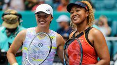 La tenista polaca Iga Swiatek y la japonesa Naomi Osaka posan antes de la final del WTA 1.000 de Miami 2022.