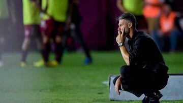 LANUS, ARGENTINA - MARCH 04: Martin Demichelis coach of River Plate looks on during a match between Lanus and River Plate as part of Liga Profesional 2023 at Estadio Ciudad de Lanus (La Fortaleza) on March 4, 2023 in Lanus, Argentina. (Photo by Marcelo Endelli/Getty Images)