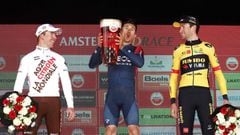 El ciclista franc&eacute;s Benoit Cosnefroy, el polaco Michal Kwiatkoswki, con un vaso gigante de cerveza como ganador, y el belga Tiesj Benoot, en el podio de la Amstel Gold Race 2022.