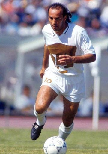 El delantero llegó en 1986 a México y fue precisamente ahí donde concluyó su carrera en 1993, paseando por varios clubes en los cuales fue figura.
