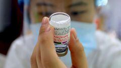 15 June 2021, Taiwan, New Taipei City: A health worker prepares a dose of AstraZeneca COVID-19 vaccine during nationwide vaccination programmes. Photo: Daniel Ceng Shou-Yi/ZUMA Wire/dpa
 Daniel Ceng Shou-Yi/ZUMA Wire/dp / DPA
 15/06/2021 ONLY FOR USE IN S