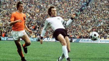 Munich (Germany), 07/07/2010.- (FILE) A file picture dated 07 July 1974 shows Germany's Franz Beckenbauer (R) and Johan Cruyff of the Netherlands (L) in action for the ball during the FIFA 1974 World Cup final soccer match between Germany and the Netherlands in Munich, Germany, re-issued 08 January 2024. Beckenbauer passed away on 07 January 2024 aged 78, as his family confirmed on 08 January. (Mundial de Fútbol, Alemania, Países Bajos; Holanda) EFE/EPA/Staff GERMANY OUT *** Local Caption *** 02240188
