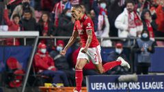  Gilberto Moraes Junior of SL Benfica celebrates after scoring their side&#039;s second goal during the UEFA Champions League group E match between SL Benfica and Dinamo Kiev at Estadio da Luz. 
