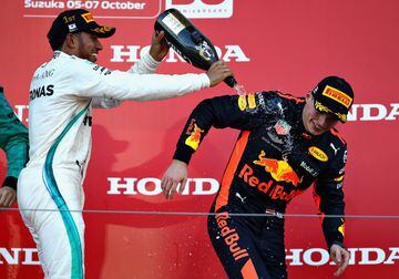 Lewis Hamilton y Max Verstappen en podio de Suzuka. 