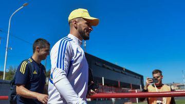 BUENOS AIRES, ARGENTINA - APRIL 01: Dario Benedetto of Boca Juniors arrives to the stadium prior a match between Barracas Central and Boca Juniors as part of Liga Profesional 2023  at Estadio Claudio Chiqui Tapia on April 01, 2023 in Buenos Aires, Argentina. (Photo by Marcelo Endelli/Getty Images)