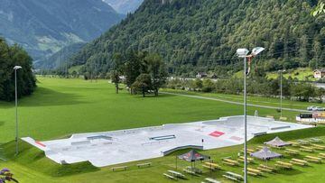 Vista general del Selder Skatepark, en Suiza, rodeado de c&eacute;sped verde y mesas con bancos. 