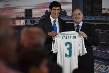 Jesús Vallejo con Florentino Pérez.
