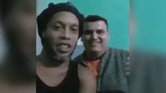 Ronaldinho presenta a su nuevo amigo de ataque en la carcel