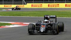 El McLaren de Fernando Alonso en el GP de M&eacute;xico y Jenson Button al fondo de la imagen. 