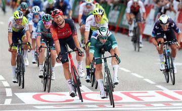 Kaden Groves gana al esprint la última etapa de La Vuelta.