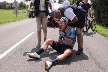 Mark Cavendish se duele en presencia del servicio médico tras su caída a 61 kilómetros de la meta de Limoges que le obligó a abandonar el Tour de Francia 2023, el último de su dilatada carrera.