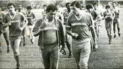 El Maestro Tab&aacute;rez, en un entrenamiento del Deportivo Cali en 1988. El primero de izquierda a derecha es Carlos Mario Hoyos.