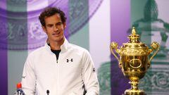Andy Murray posa con el trofeo de Wimbledon en sala de prensa.