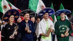 Los tenistas Maria Sakkari, Caroline Wozniacki, Carlos Alcaraz y Tommy Paul posan con sombreros mexicanos tras la exhibición celebrada en la Plaza de Toros Monumental de México.