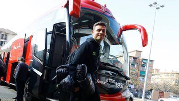 Alberto Mart&iacute;n, jugador del Granada, llegando al Estadio.
