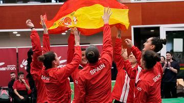 La Selección española femenina de bádminton delebra su triunfo ante Suecia.