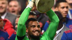 Manchester United&#039;s Argentinian goalkeeper Sergio Romero  poses with the trophy after during the UEFA Europa League final football match Ajax Amsterdam v Manchester United on May 24, 2017 at the Friends Arena in Solna outside Stockholm. / AFP PHOTO / Paul ELLIS