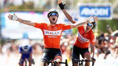 Evan Huffman celebra su victoria en la cuarta etapa del Tour de California tras concluir una larga escapada.