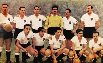 En 1945, Colo Colo llegaba como favorito tras ser campeón el año siguiente. Sin embargo, el elenco albo decepcionó y terminó en el penúltimo puesto con 19 puntos. El mito dice que el Cacique debió descender ese año y que fue salvado por secretaría. Falso. El equipo que tenía que bajar era Bádminton, que terminó con 11 puntos, pero la Asociación Central decidió que ningún equipo bajara y que Iberia ascendiera para sumar 13 equipos en la división de honor.