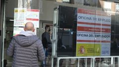 Un hombre observa la cristalera de una Oficina de Empleo, a 2 de febrero de 2022, en Madrid (Espa&ntilde;a). El n&uacute;mero de parados registrados en las oficinas del Servicio P&uacute;blico de Empleo Estatal (SEPE) sube en  17.173 personas en enero (+0