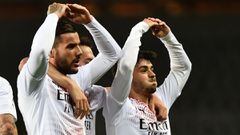  Theo Hernandez y Brahim Diaz celebran un gol con el Milan.