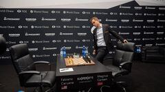 LONDON, ENGLAND - NOVEMBER 09:  Magnus Carlsen, the reigning World Chess Champion during (Round 1) of the FIDE World Chess Championship Match 2018 on November 9, 2018 in London, England.  (Photo by Tristan Fewings/Getty Images for World Chess )
