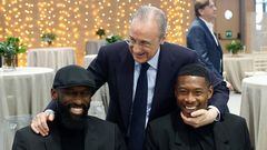 Antonio Rüdiger, Florentino Pérez y David Alaba bromeando durante un momento de la comida.
