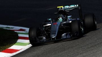 Rosberg con el Mercedes en Monza.