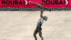 El ciclista italiano Sonny Colbrelli celebra su victoria en la Paris-Roubaix 2021.