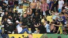 Incidentes de aficionados de Argentina antes del partido contra Brasil en Estadio Maracaná.