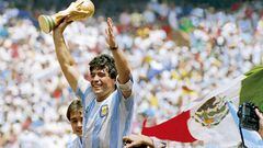 MEXICO CITY, MEXICO - JUNE 29: Diego Maradona of Argentina holds the World Cup trophy after defeating West Germany 3-2 during the 1986 FIFA World Cup Final match at the Azteca Stadium on June 29, 1986 in Mexico City, Mexico. (Photo by Archivo El Grafico/Getty Images)
