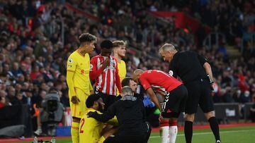 SOUTHAMPTON, ENGLAND - MAY 17: Joe Gomez of Liverpool receives medical treatment during the Premier League match between Southampton and Liverpool at St Mary&#039;s Stadium on May 17, 2022 in Southampton, England. (Photo by Mike Hewitt/Getty Images)