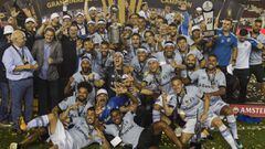 Brazil&#039;s Gremio celebrate with the trophy after winning the Copa Libertadores 2017 final football match against Argentina&#039;s Lanus at Lanus stadium in Lanus, Buenos Aires, Argentina, on November 29, 2017.  Gremio won 2-1 to become the champion o